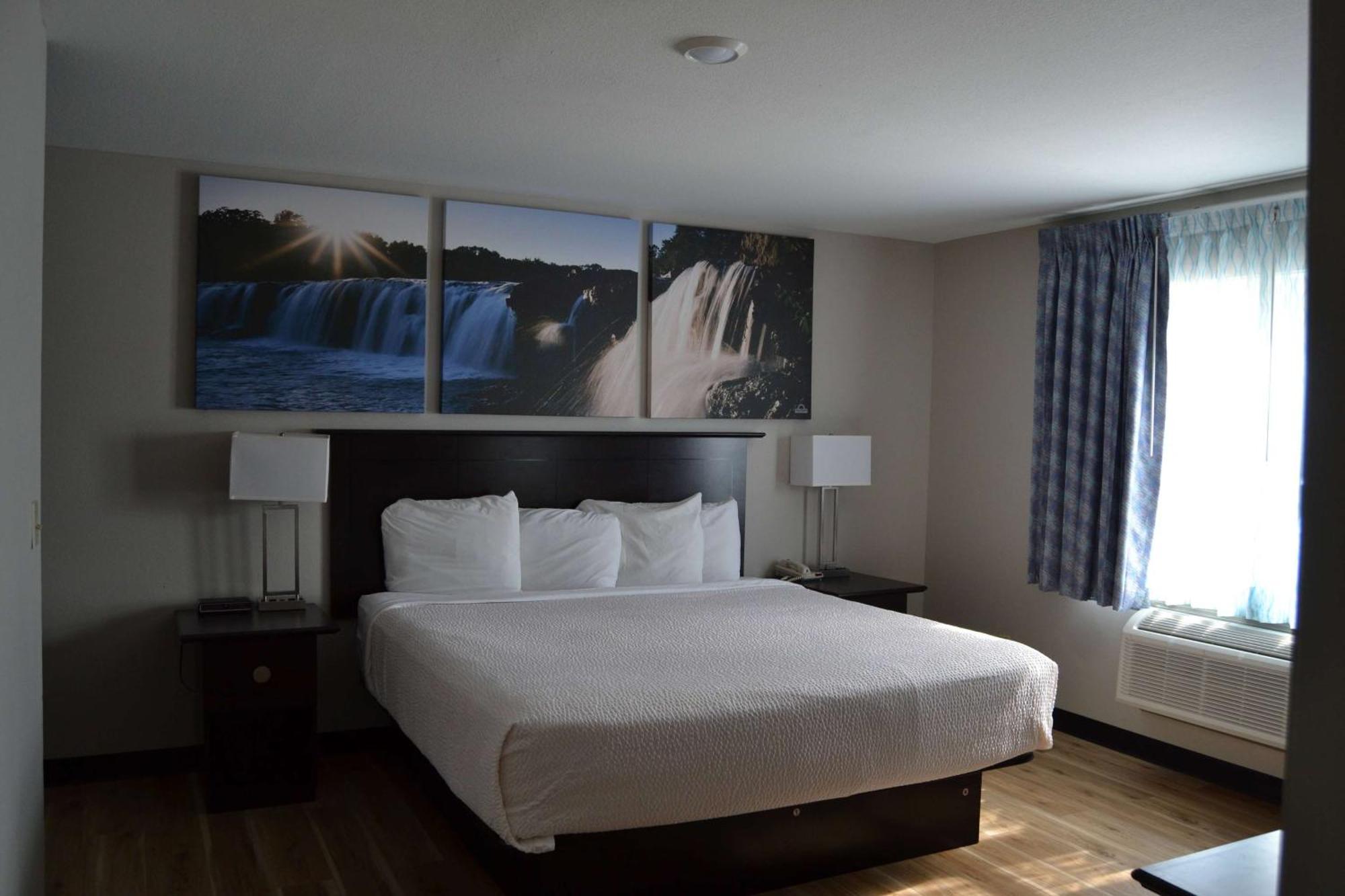 One-Bedroom Deluxe King Suite - Non-Smoking