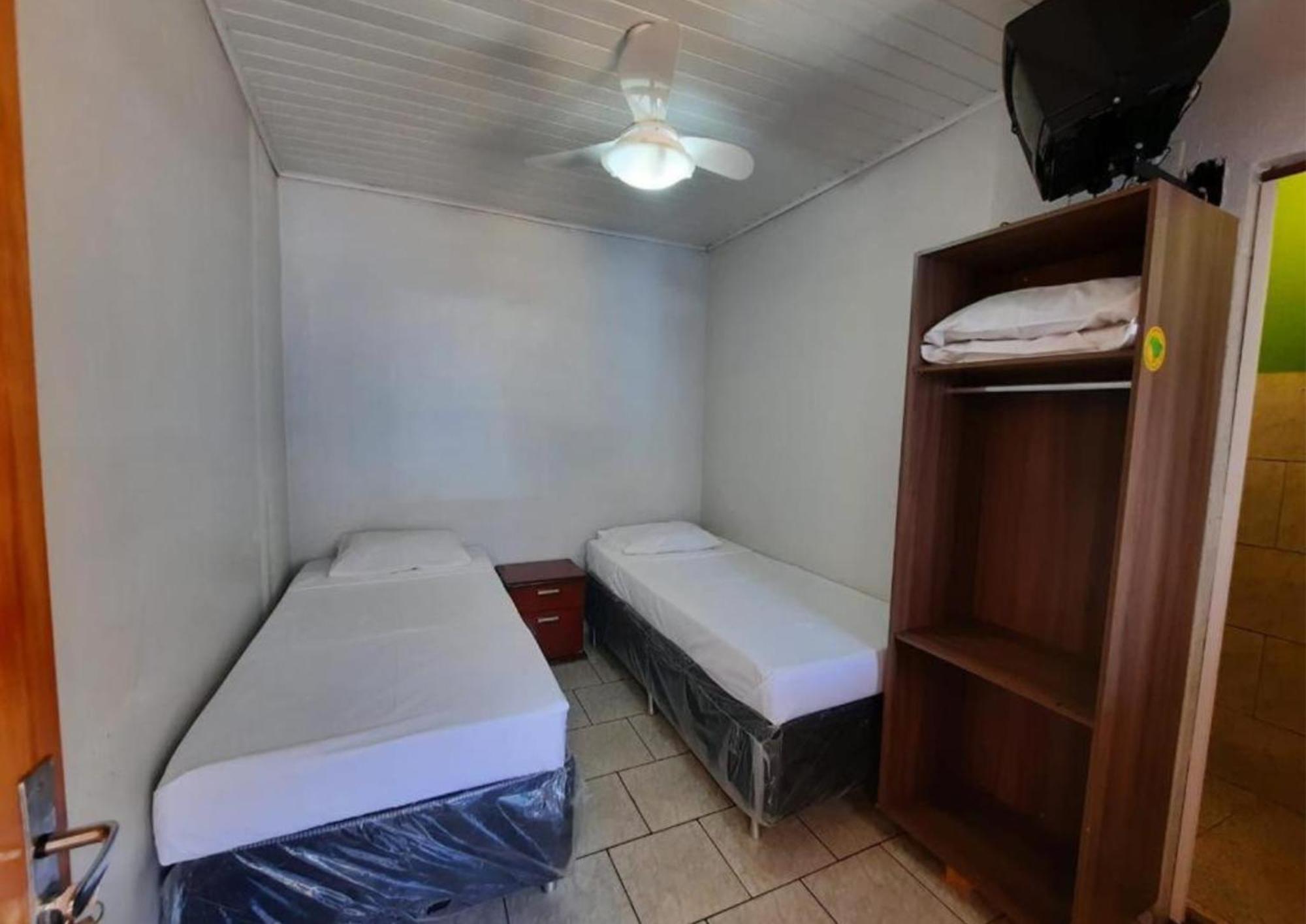 Quarto Duplo Standard com 2 Camas de Casal