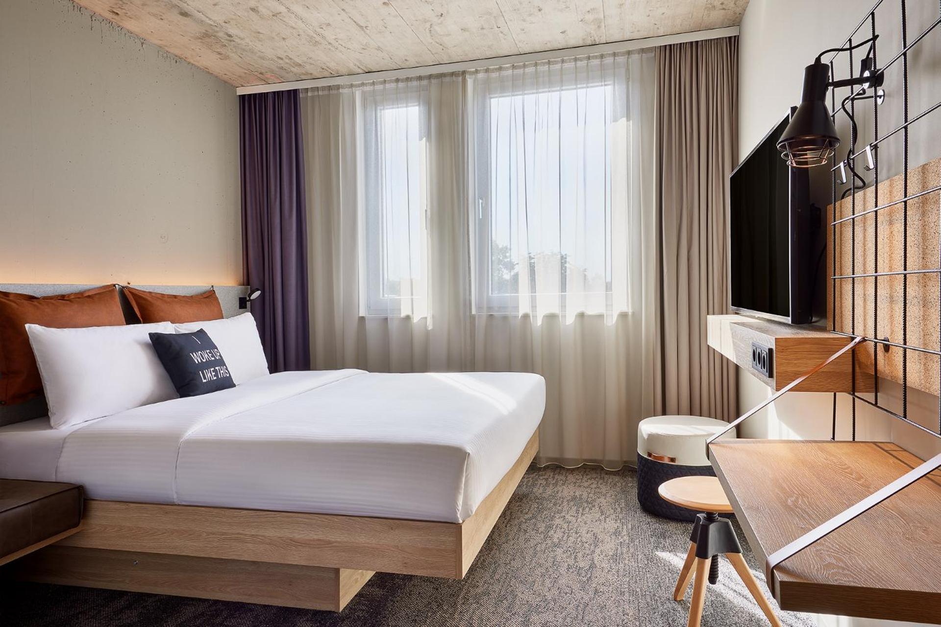 Moxy Queen Room