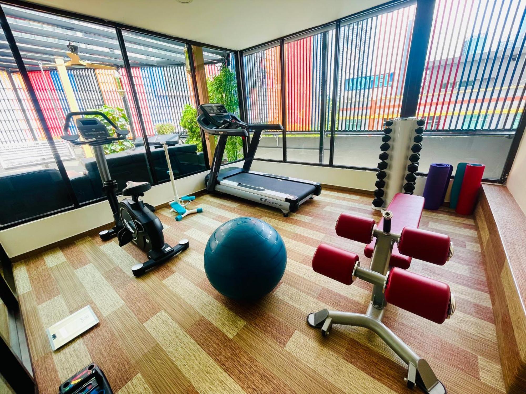 Deluxe Queen Room Hassle Check or Wifi or Hourly Sanitization of Common Area or Gym & Rooftop Sky Garden Access
