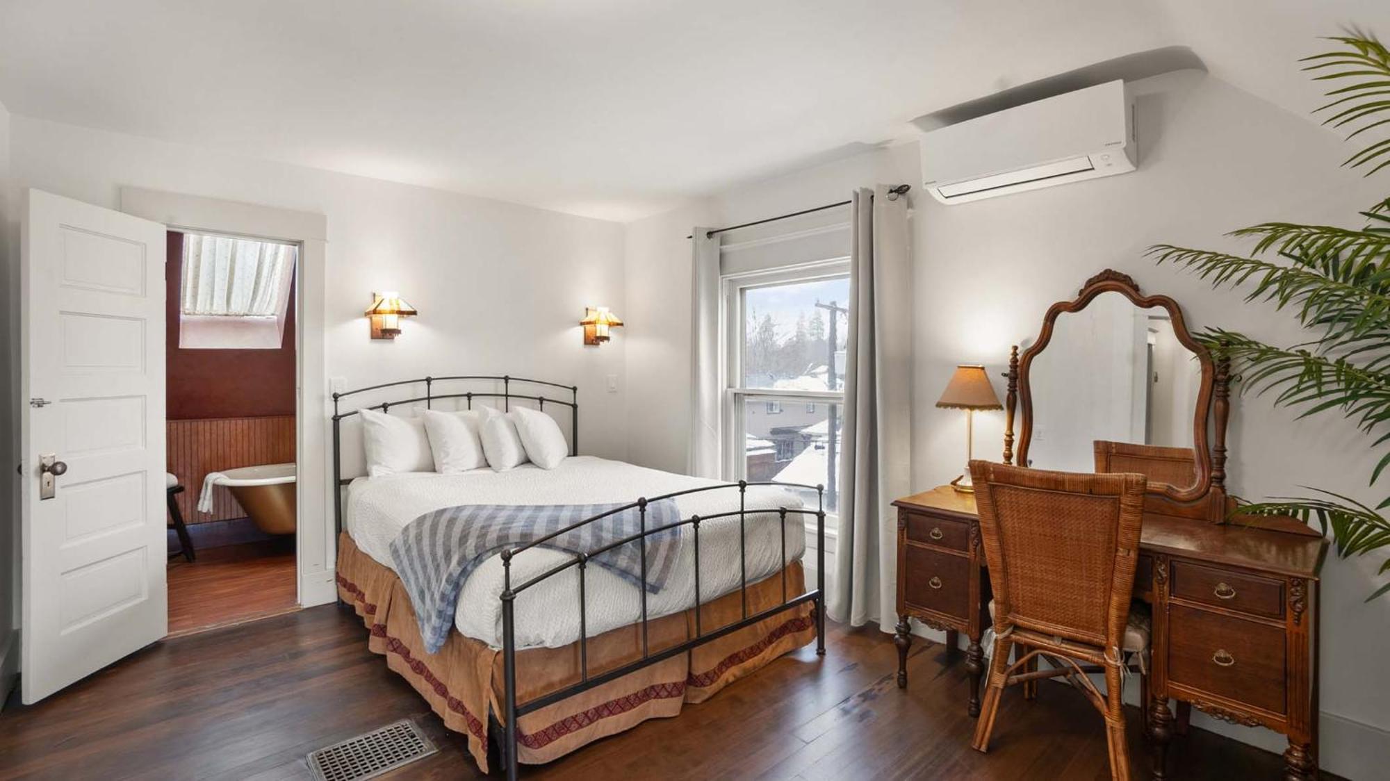 Luxury Queen Room