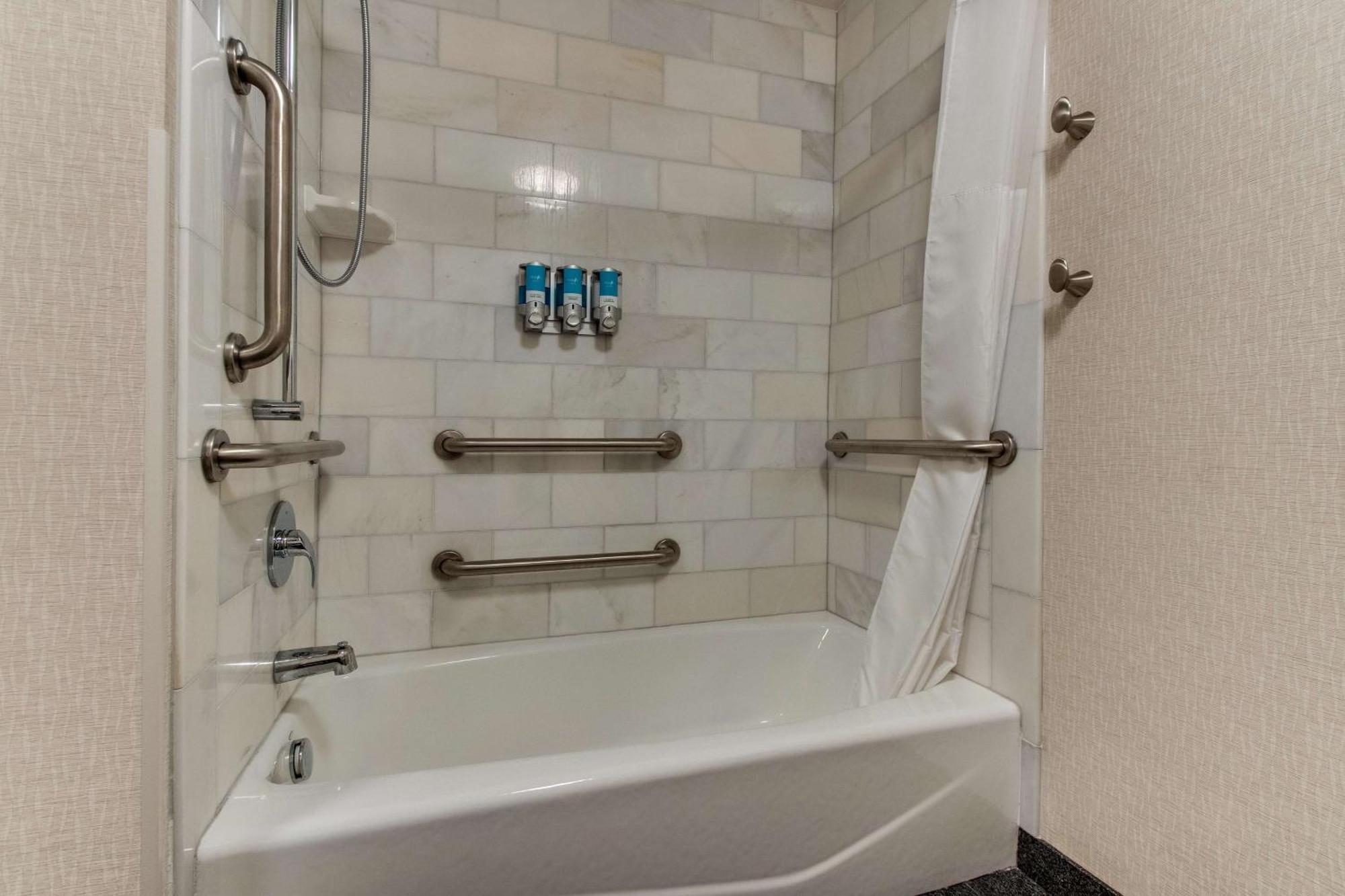 Deluxe Queen Room Two Queen Beds Accessible Tub