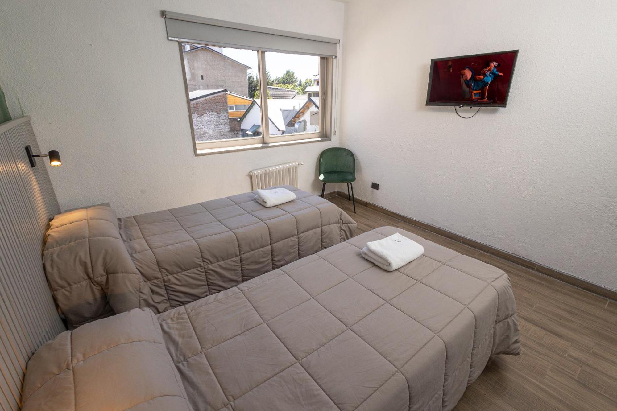 Quarto com Cama de Casal ou 2 de Solteiro