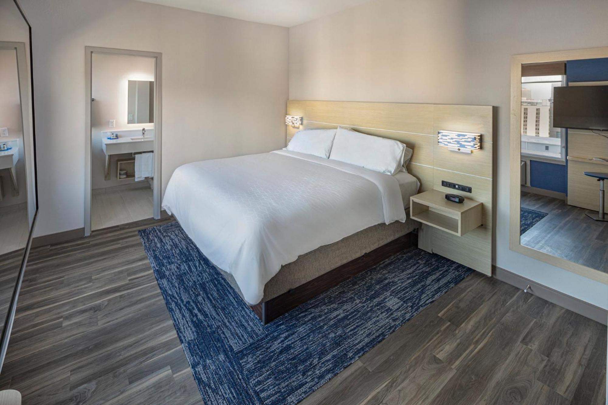 King Suite - Mobility Accessible with Tub
