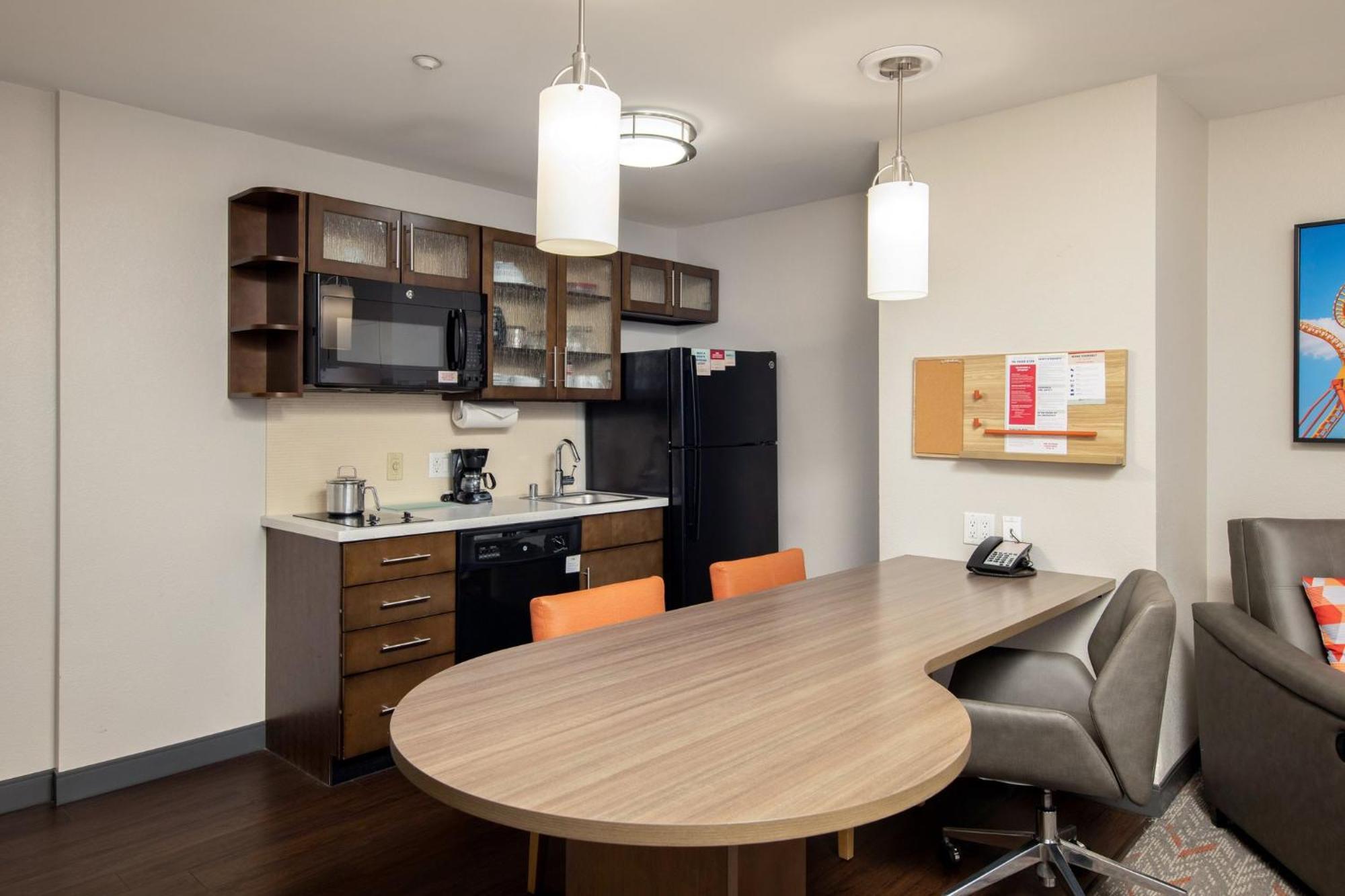 One-Bedroom Queen Suite,1529462551:JPEG