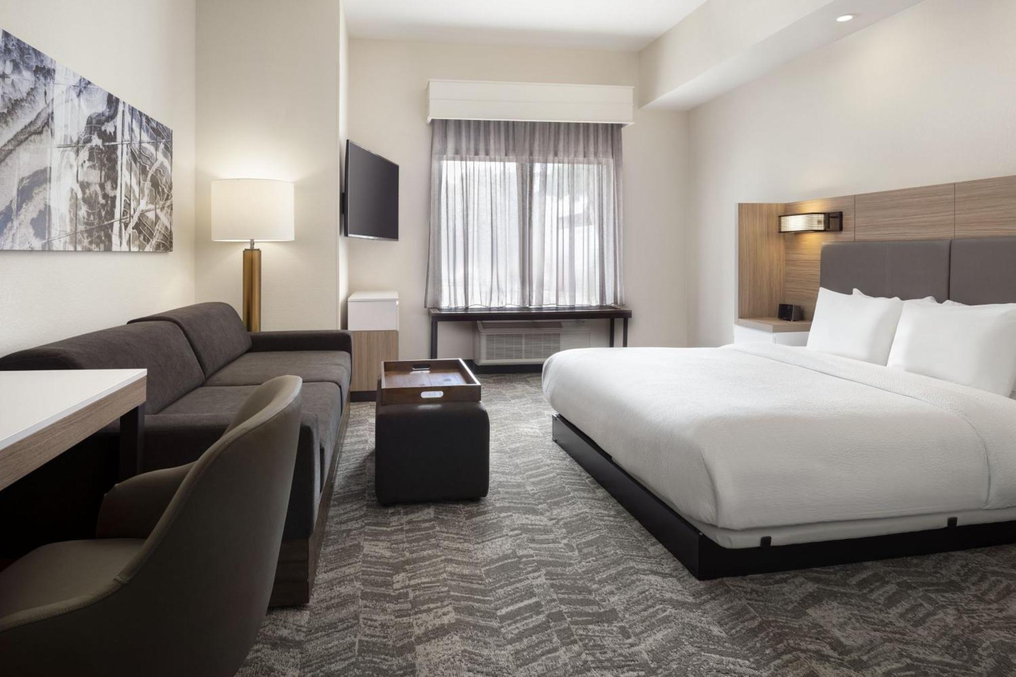 One-Bedroom Executive King Suite Trundle Bed,1550059429:JPEG