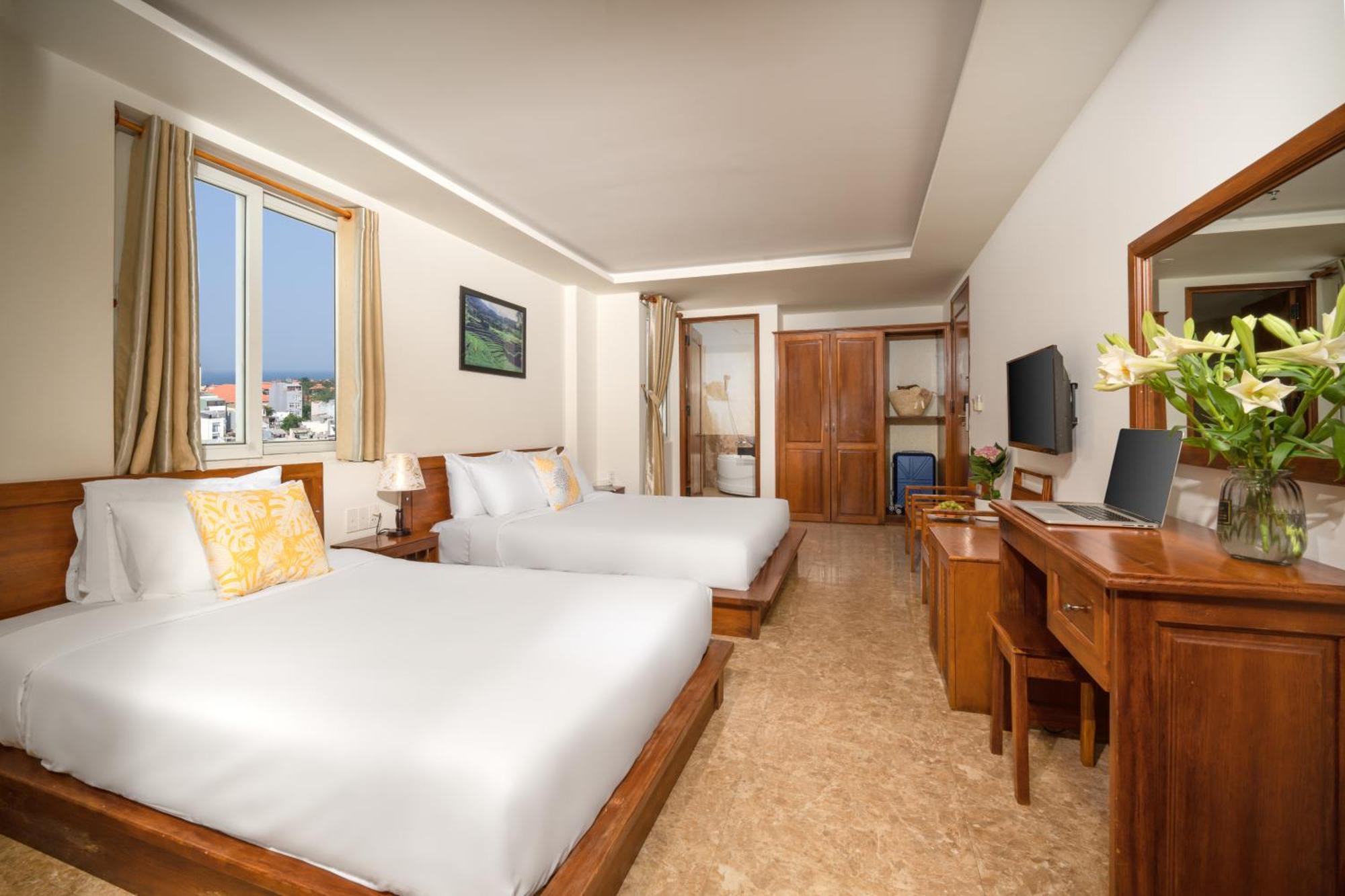 Deluxe Triple Room with City View