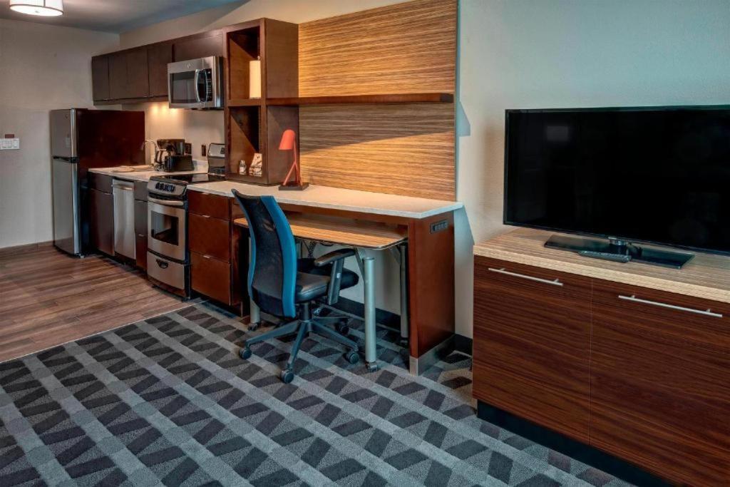 1 Bedroom Suite, 1 Queen, Sofa bed