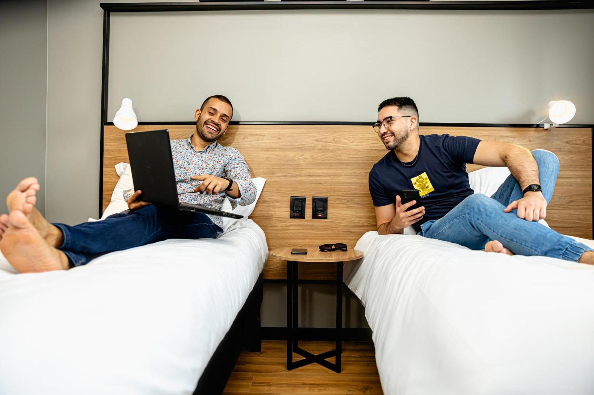 Quarto com 2 Camas de Solteiro