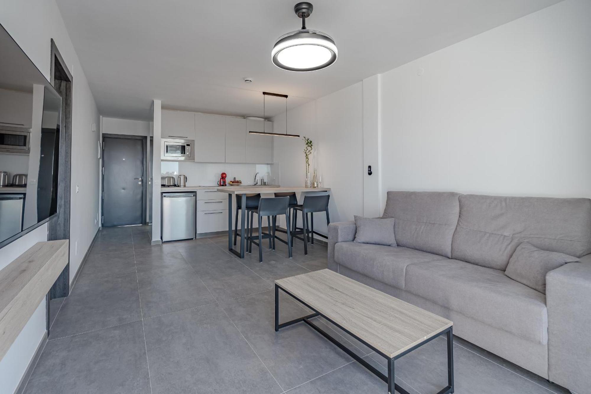 Apartamento de 1 dormitorio con balcón y vistas al mar