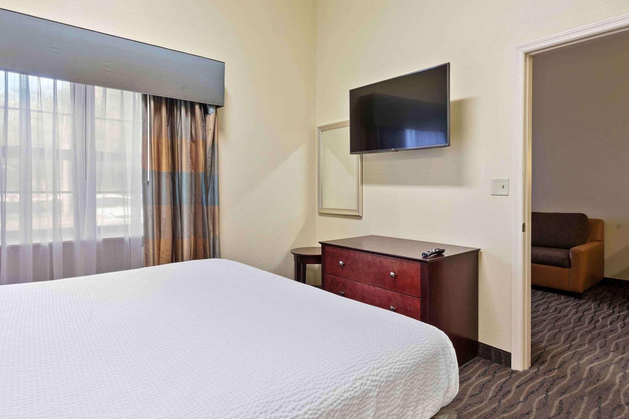 One Bedroom Suite 1 King Bed Non-Smoking
