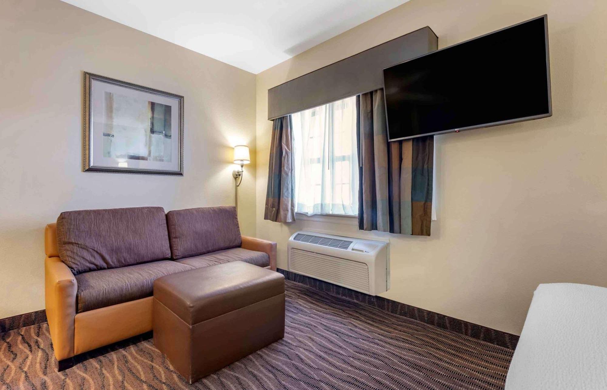 Deluxe Studio 1 King Bed Non-Smoking