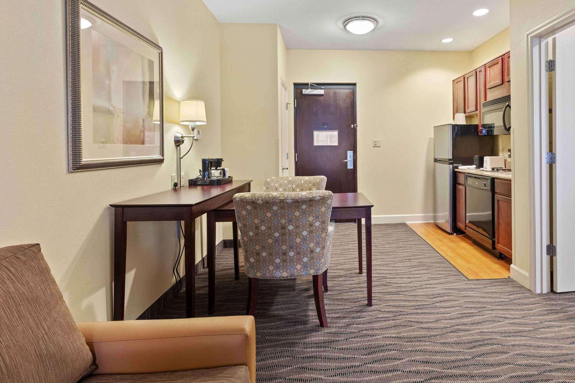 One Bedroom Suite 1 King Bed Non-Smoking