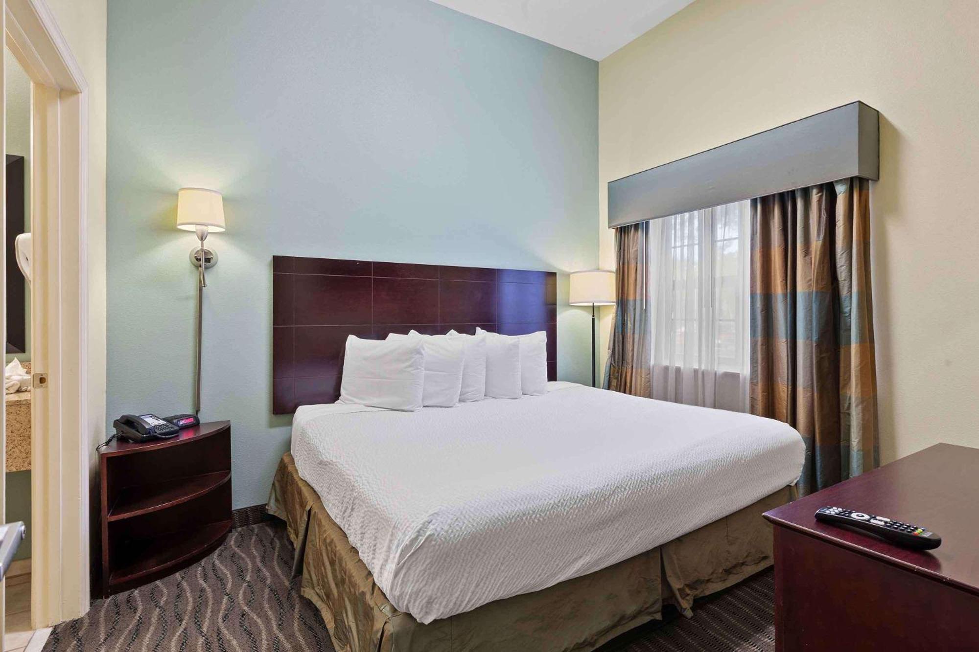 One Bedroom Suite 1 King Bed Non-Smoking