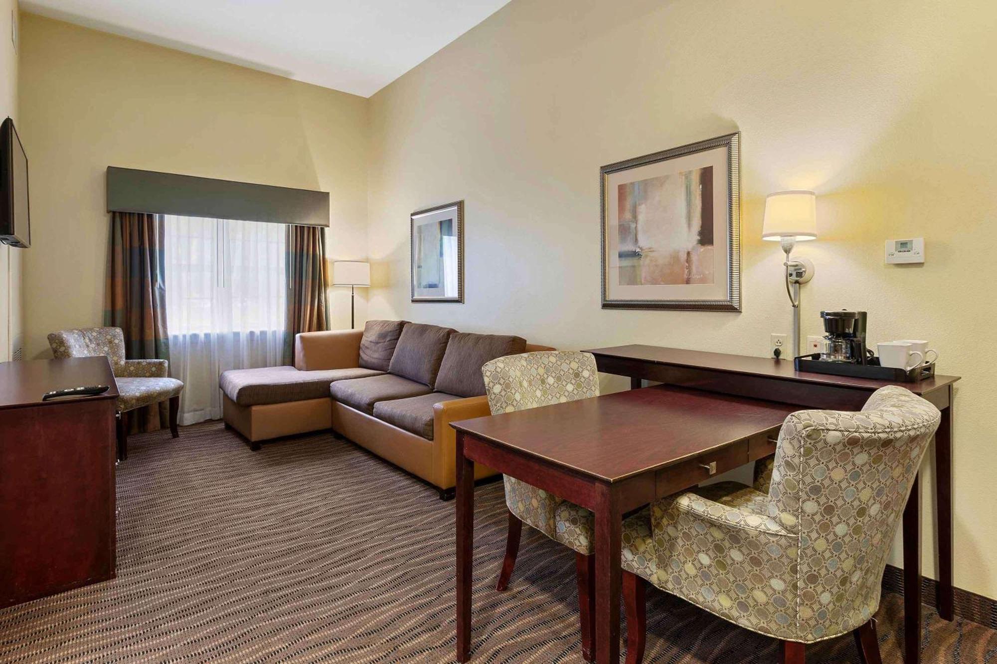 One Bedroom Suite 1 King Bed Non-Smoking