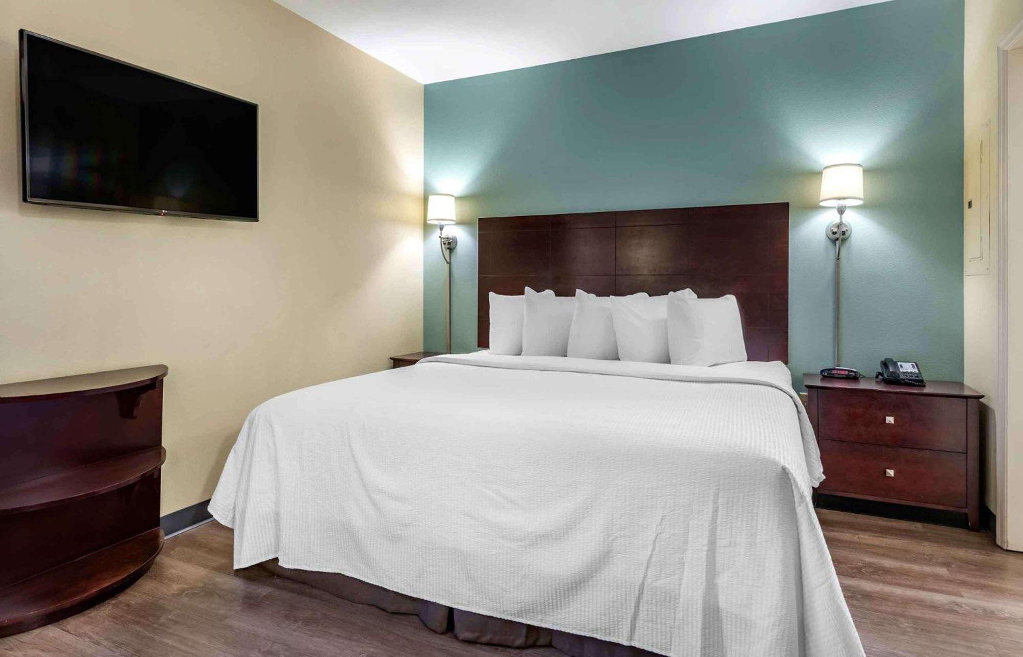 Deluxe Studio 1 King Bed Non-Smoking