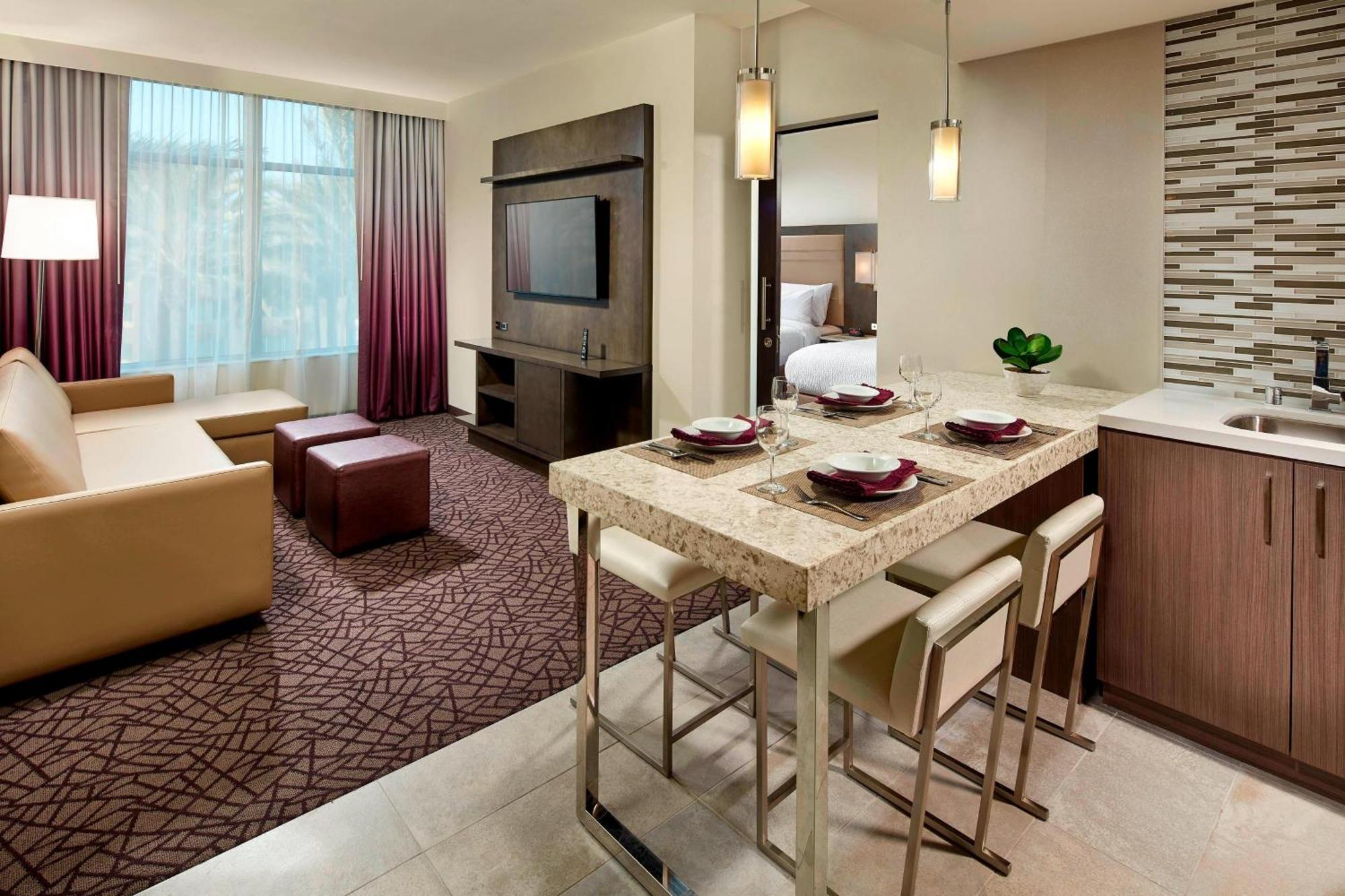 One Bedroom 2 Queens City View Suite Sofa Bed