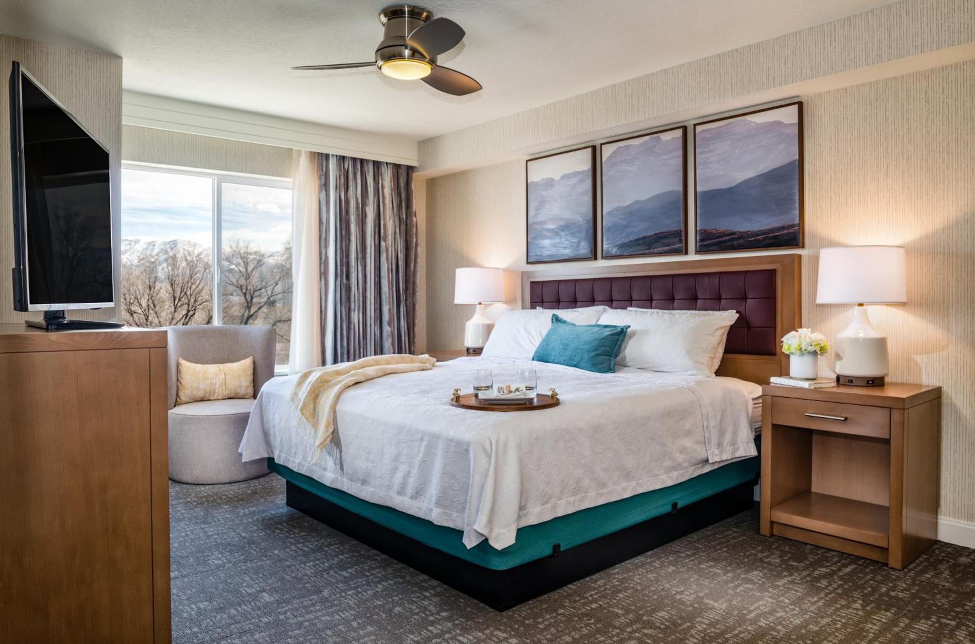 King Suite - Mobility/Hearing Access with Bath Tub