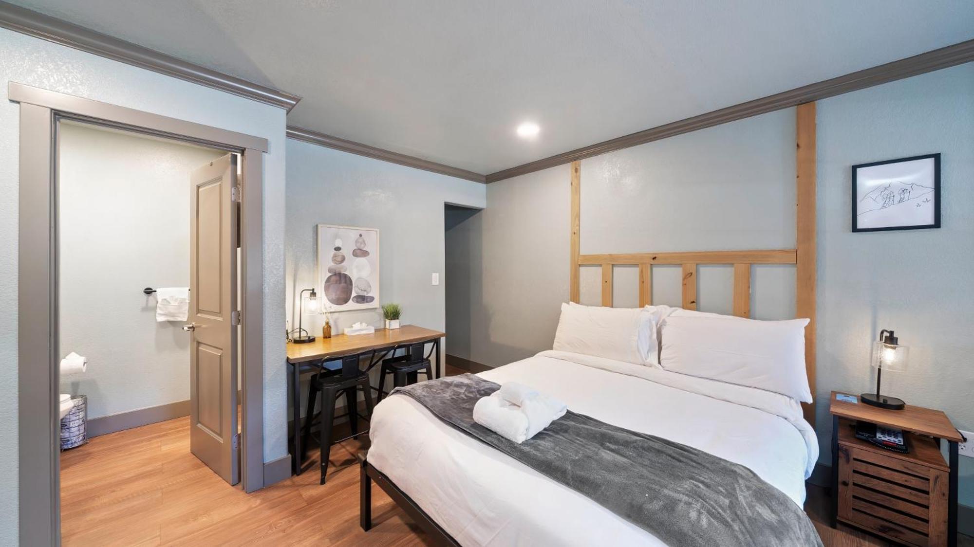 Deluxe Queen Room