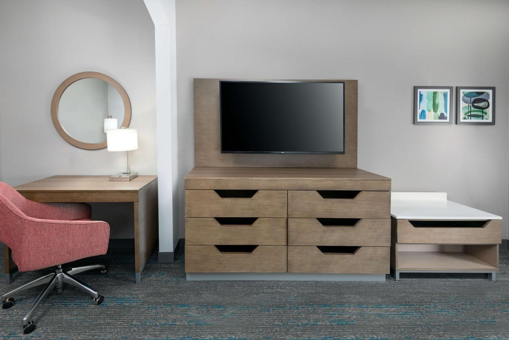 King Room with Roll-In Shower - Mobility and Hearing Access/Non-Smoking