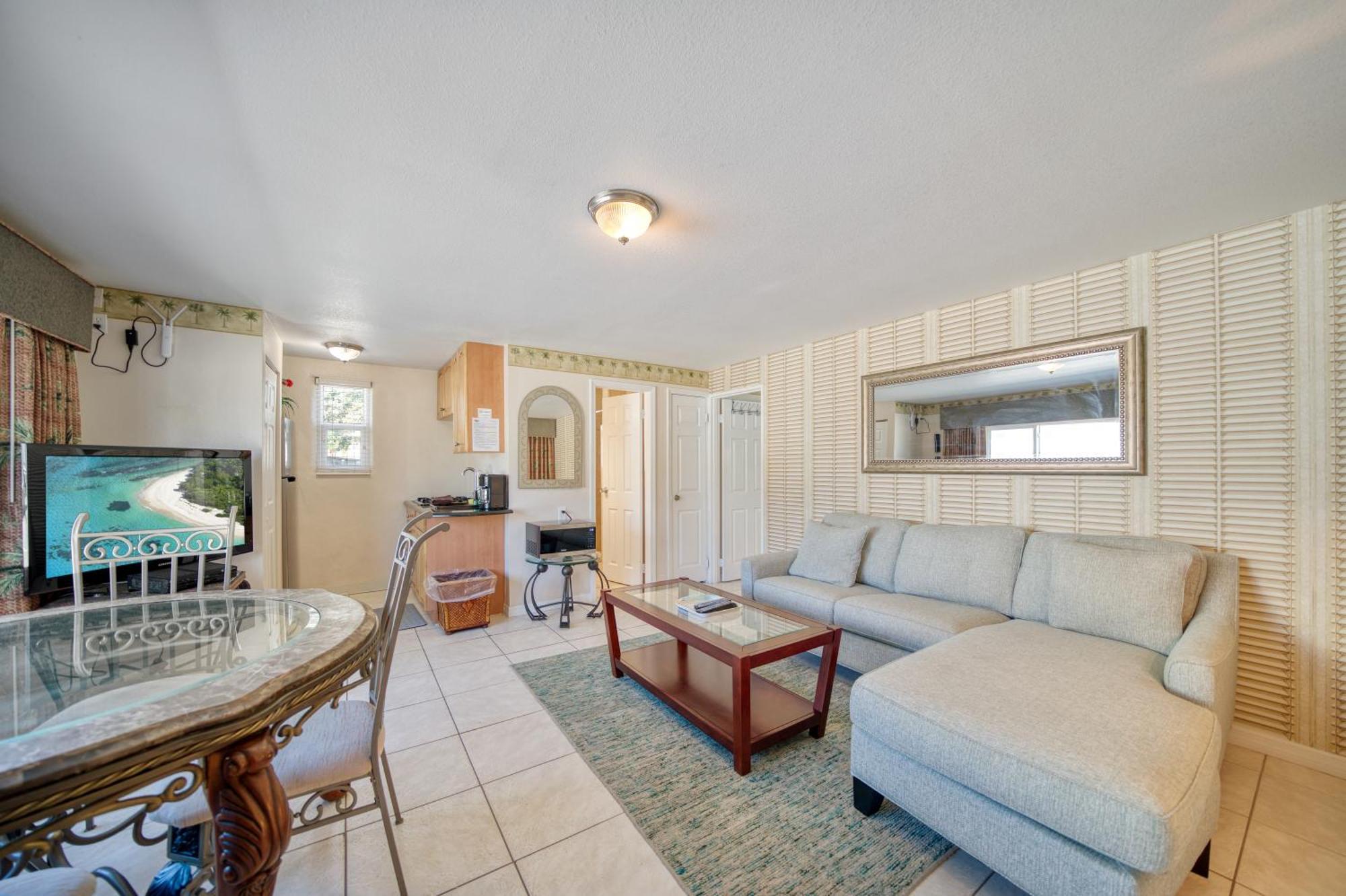 One-Bedroom Queen Suite Sofa Bed