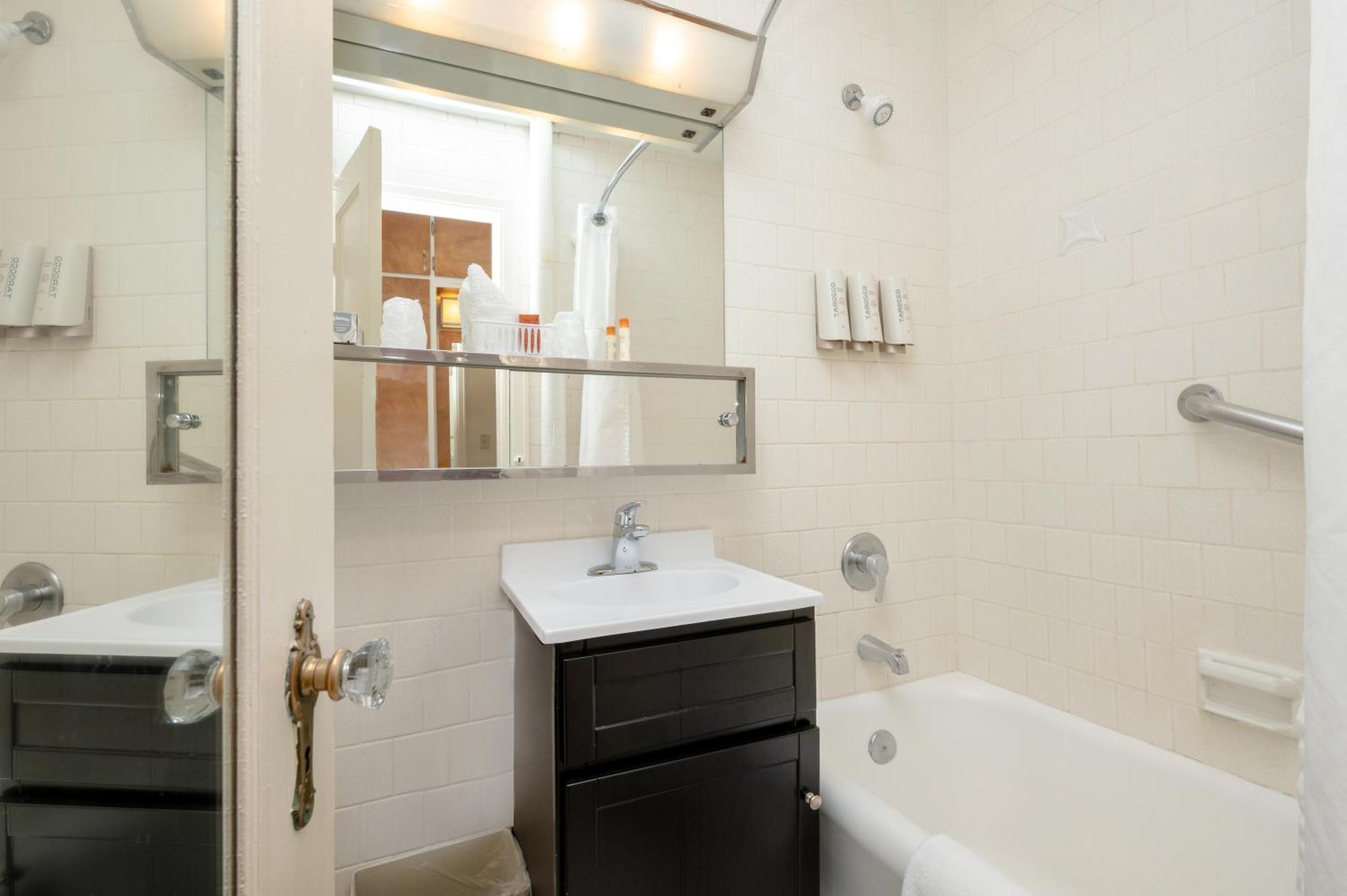 Deluxe Twin Studio with Two Twin Beds (No Air-Conditioning)
