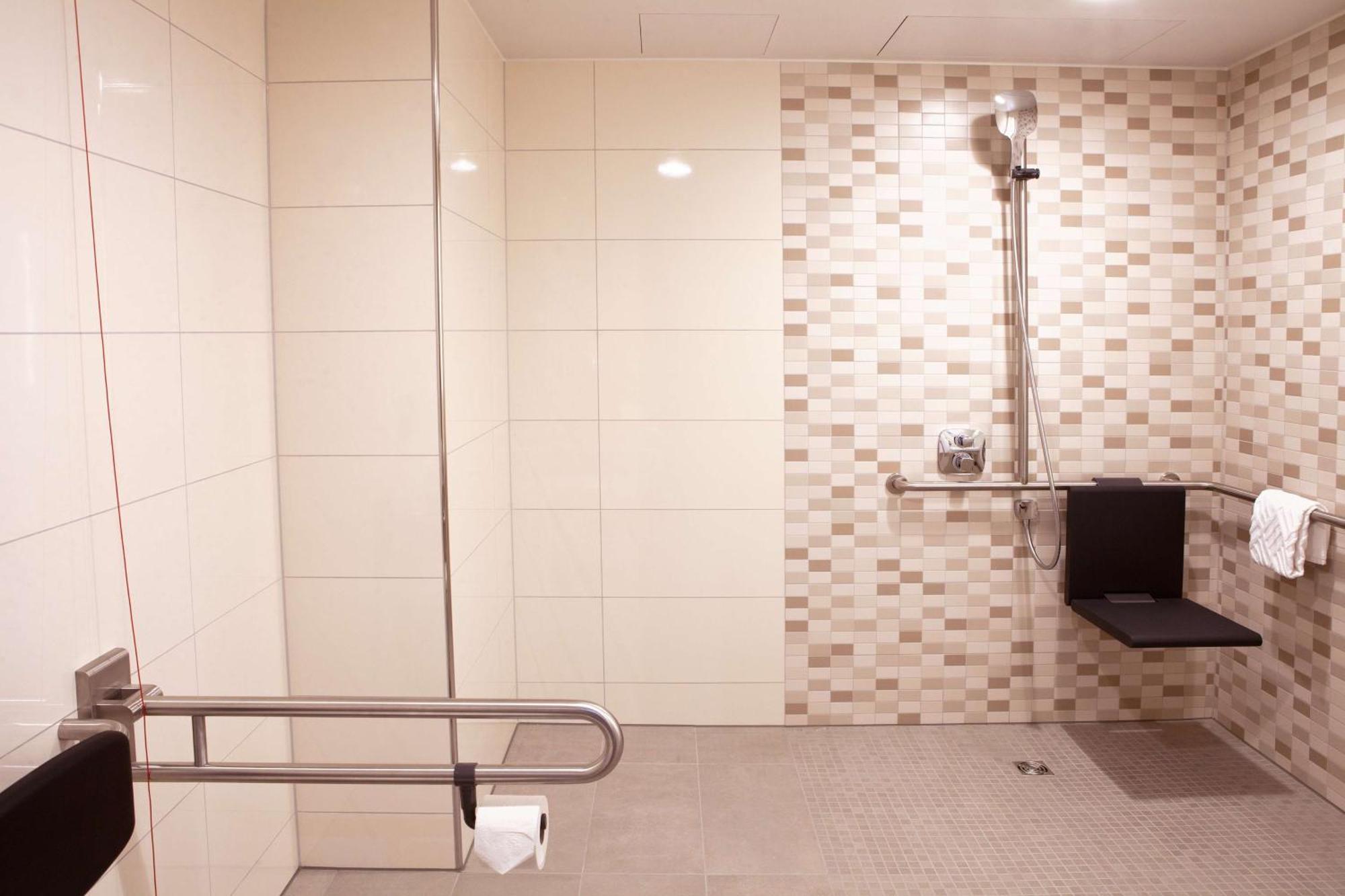 Queen Room - Accessible