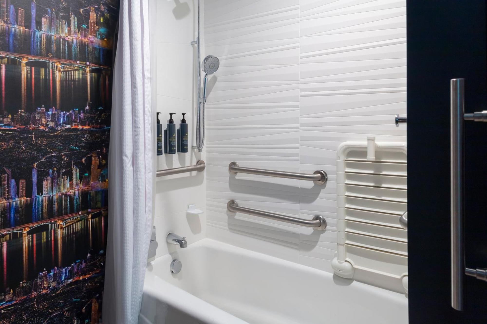 King Room with Adapted Tub - Mobility Accessible