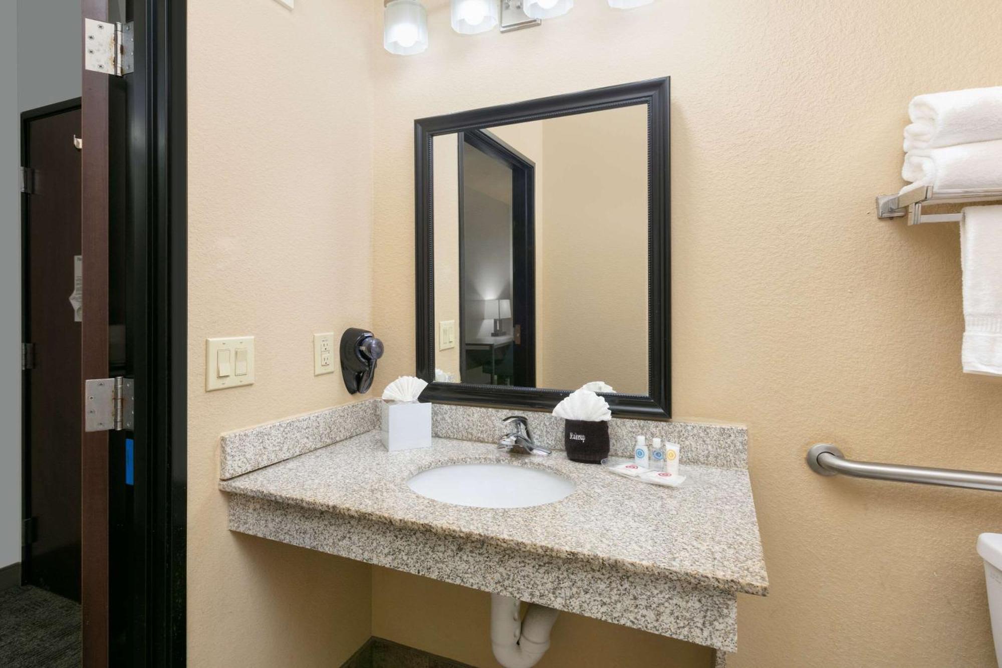 King Suite - Disability Access/Non-Smoking