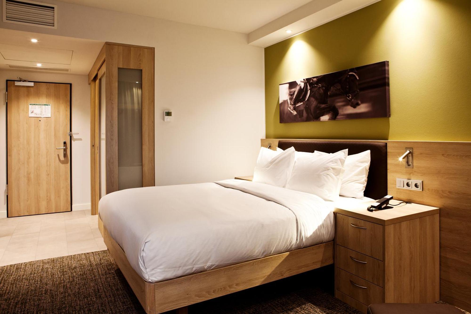 Queen Room Accessible