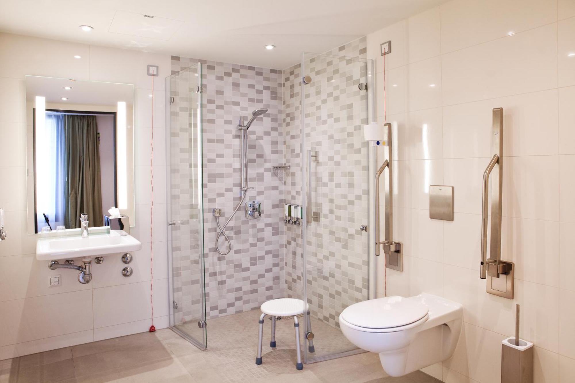 Queen Room Accessible
