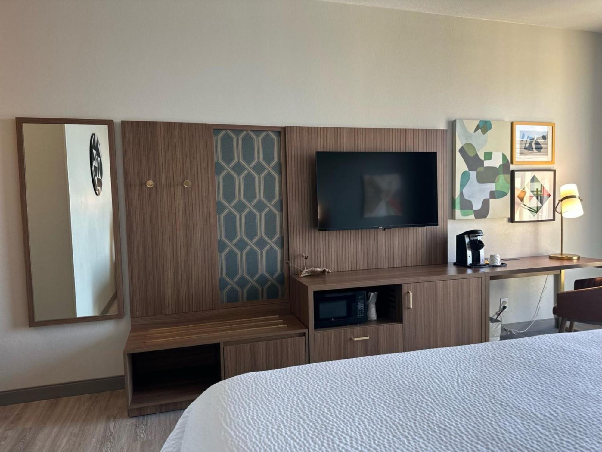Queen Room Two Queen Beds Mobility Accessible Tub