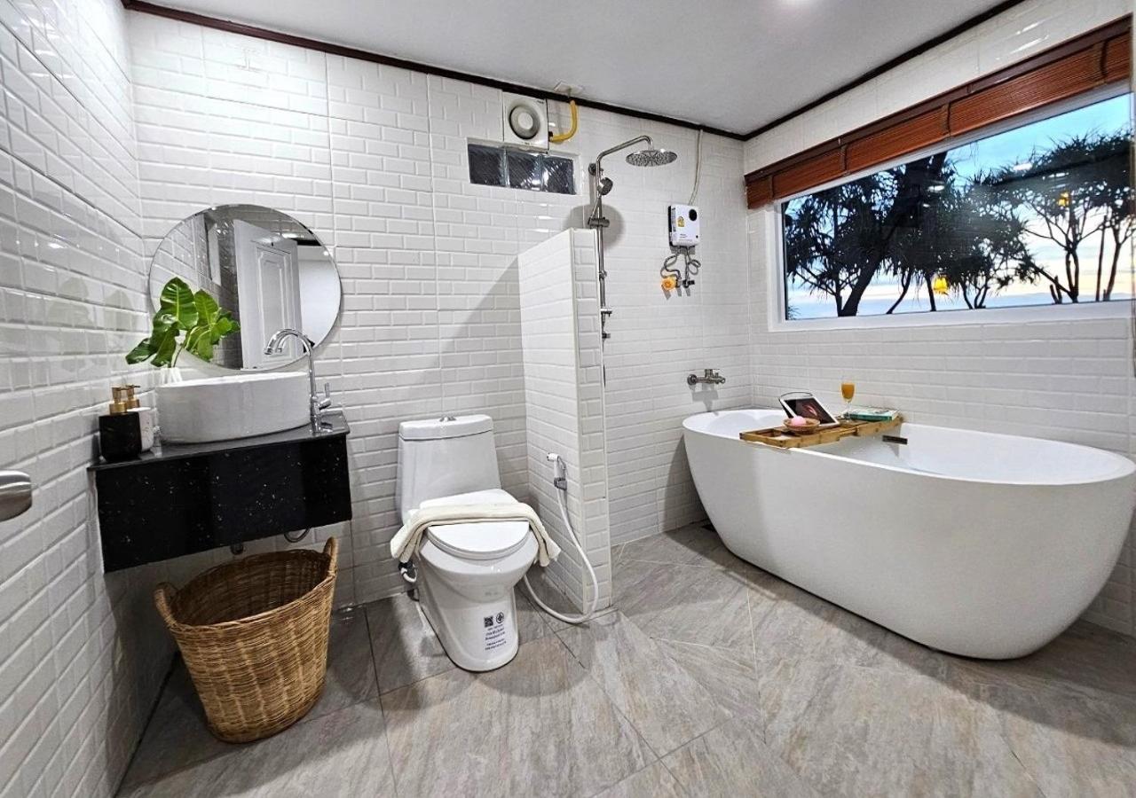 Deluxe Double Room with Beach Access