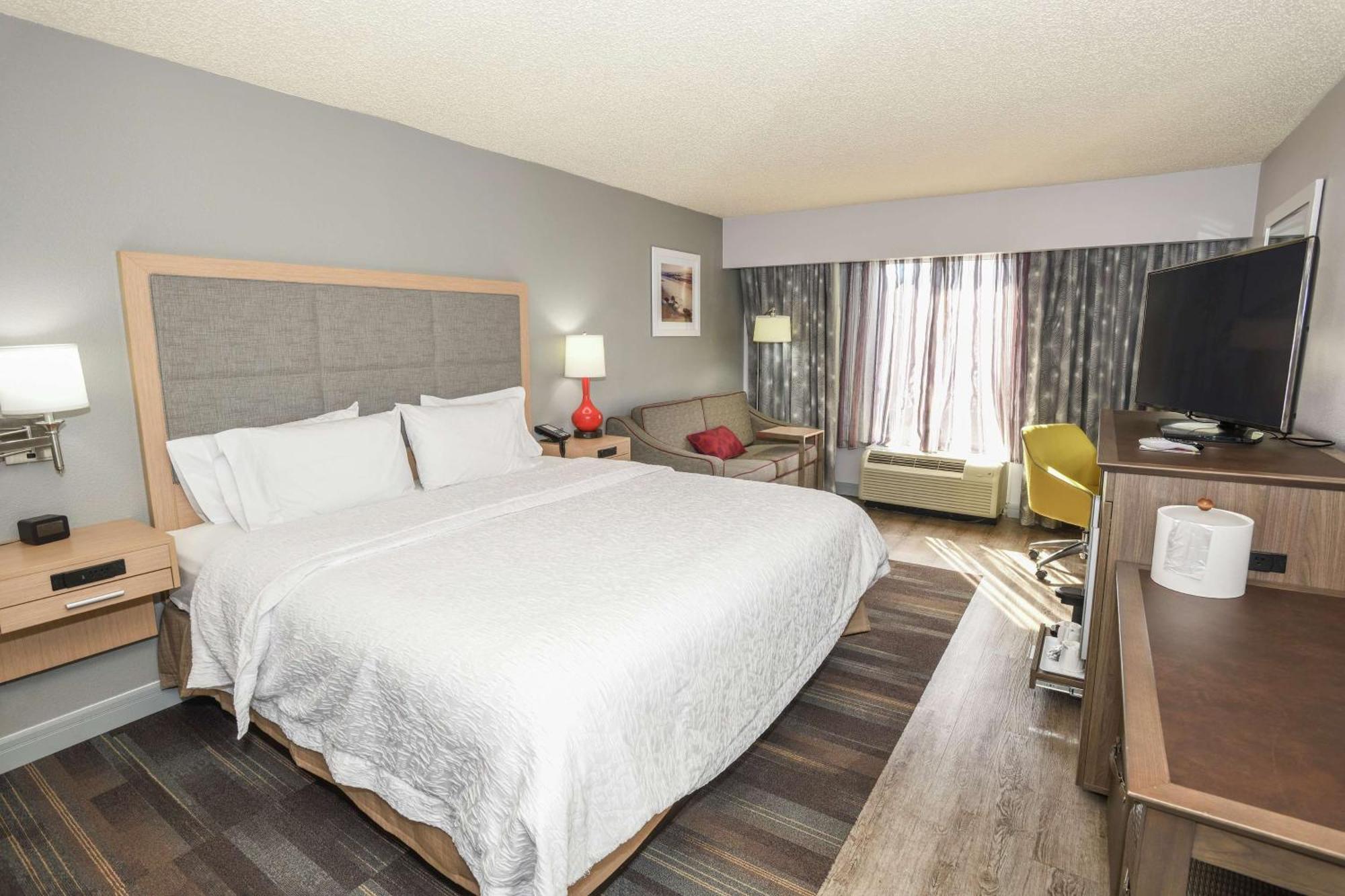 King Room Accessible Tub Mobility Hearing Access or Non-Smoking
