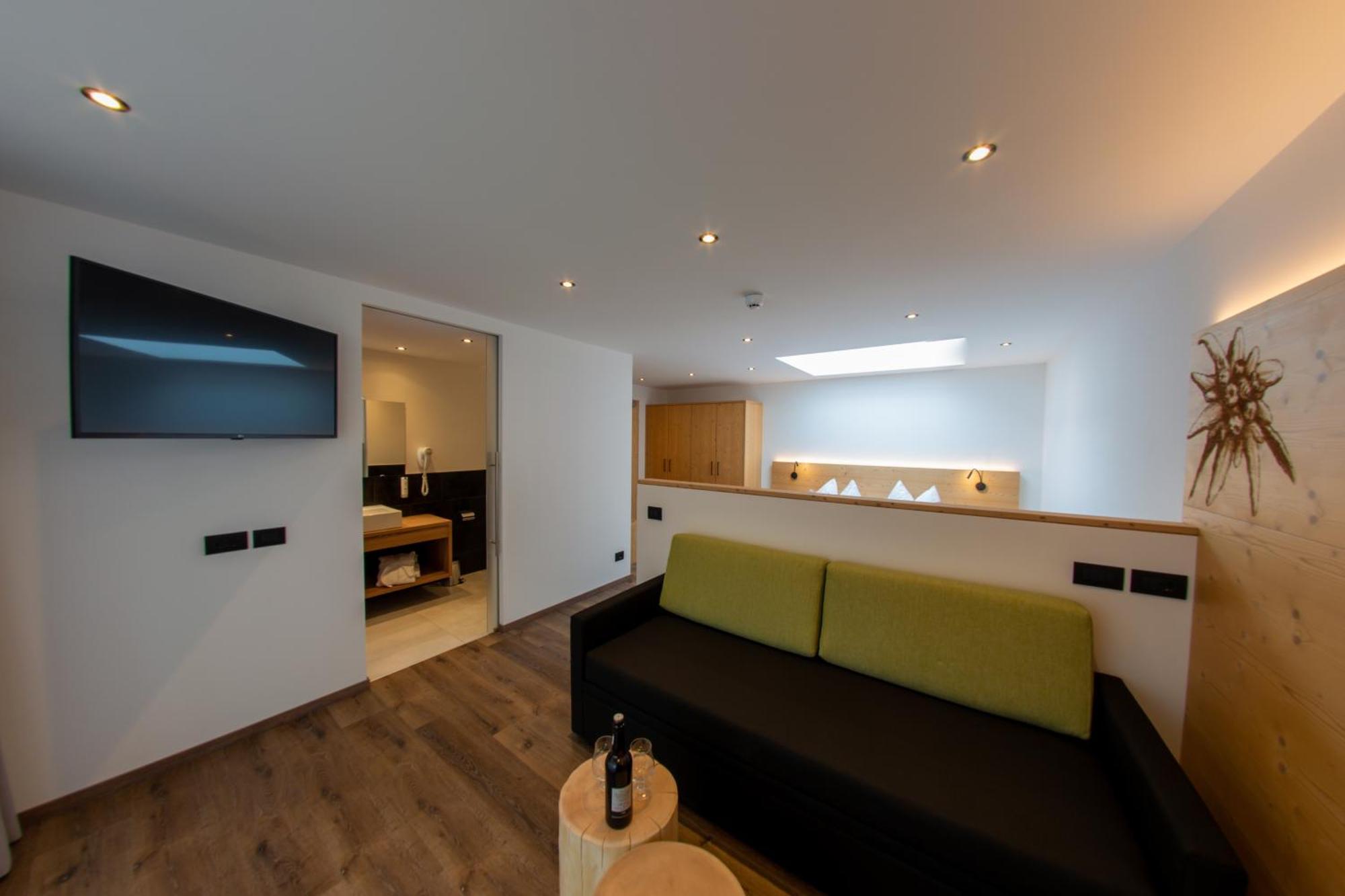 Deluxe Junior Suite,1638490833:JPEG