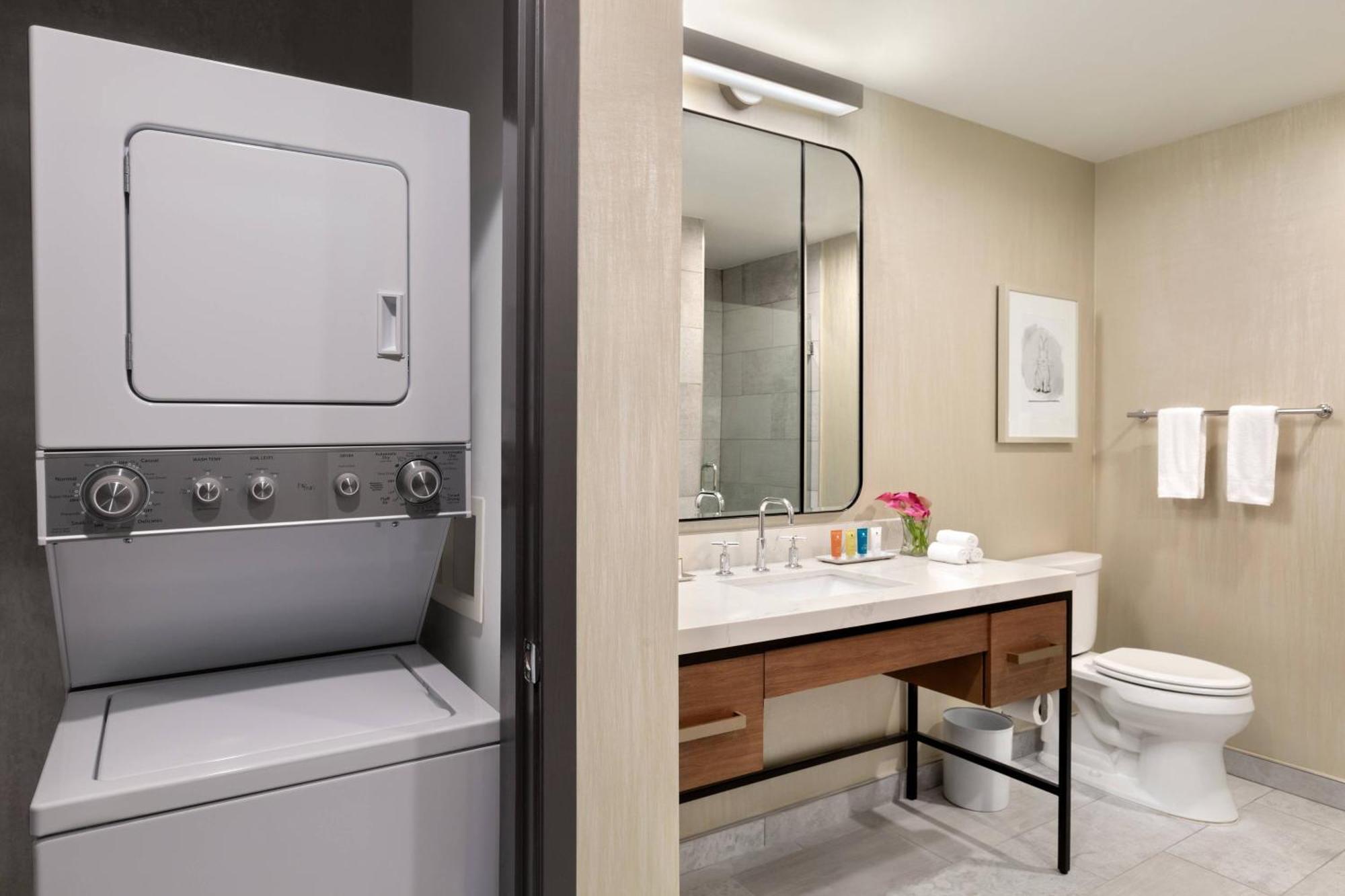 One-Bedroom Queen Suite