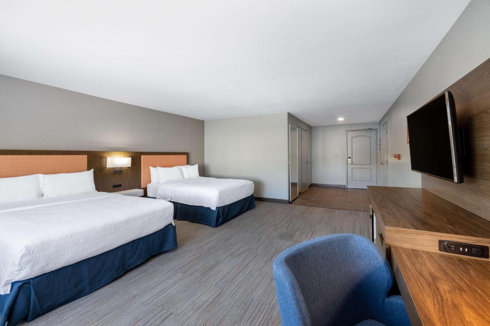 Double Room with Two Queen Beds and Bath Tub - Mobility and Hearing Access/Non-Smoking