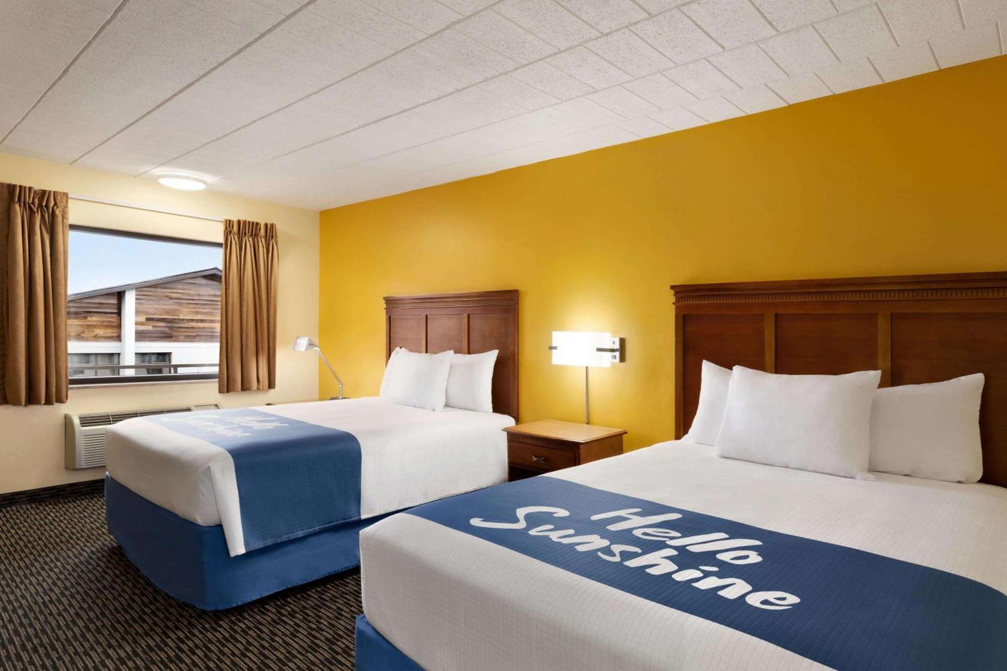 Queen Room with Two Queen Beds - Smoking