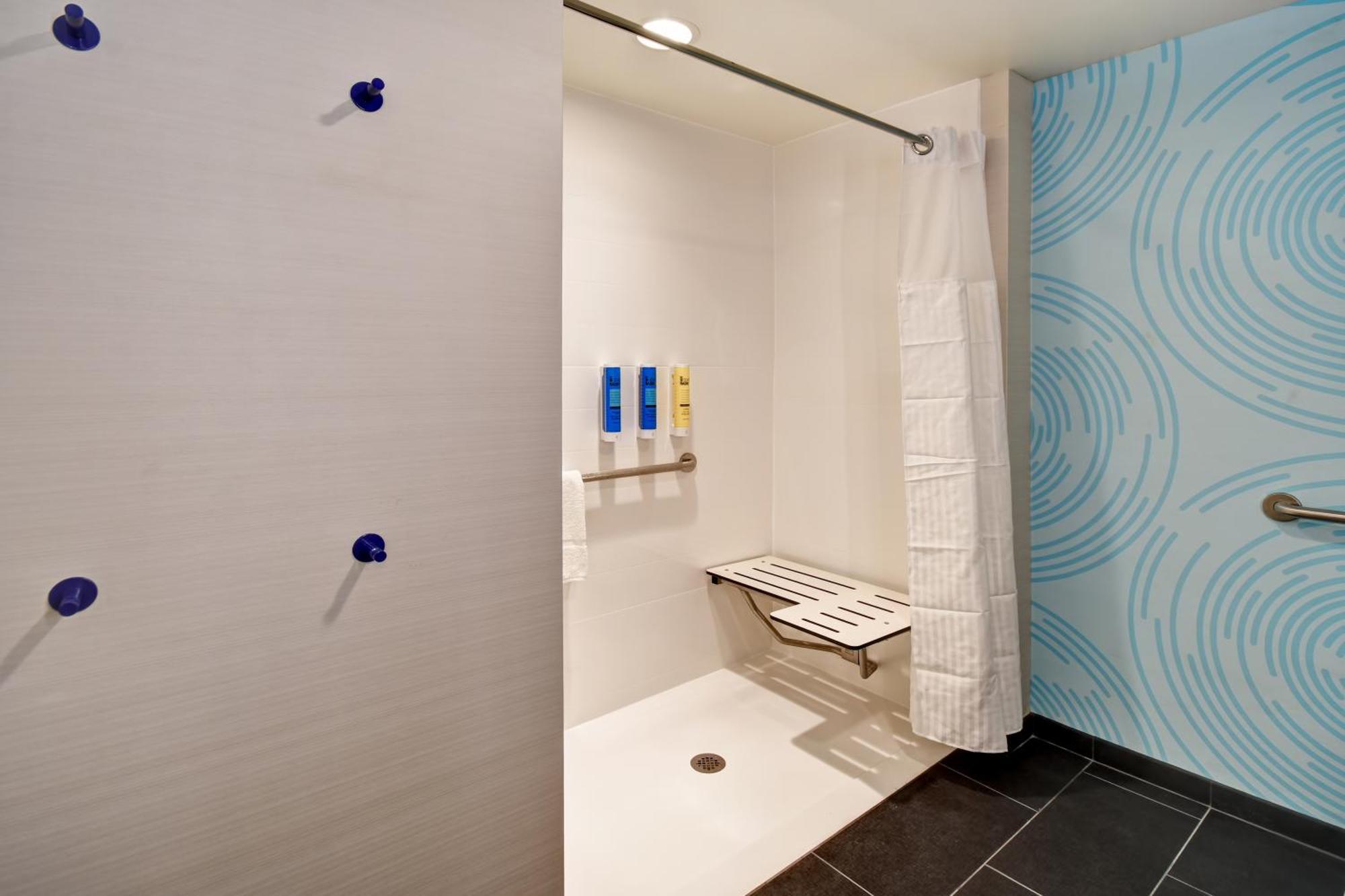 Queen Room Two Queen Beds Roll Shower Mobility Access or Non-Smoking,1551110677:JPEG