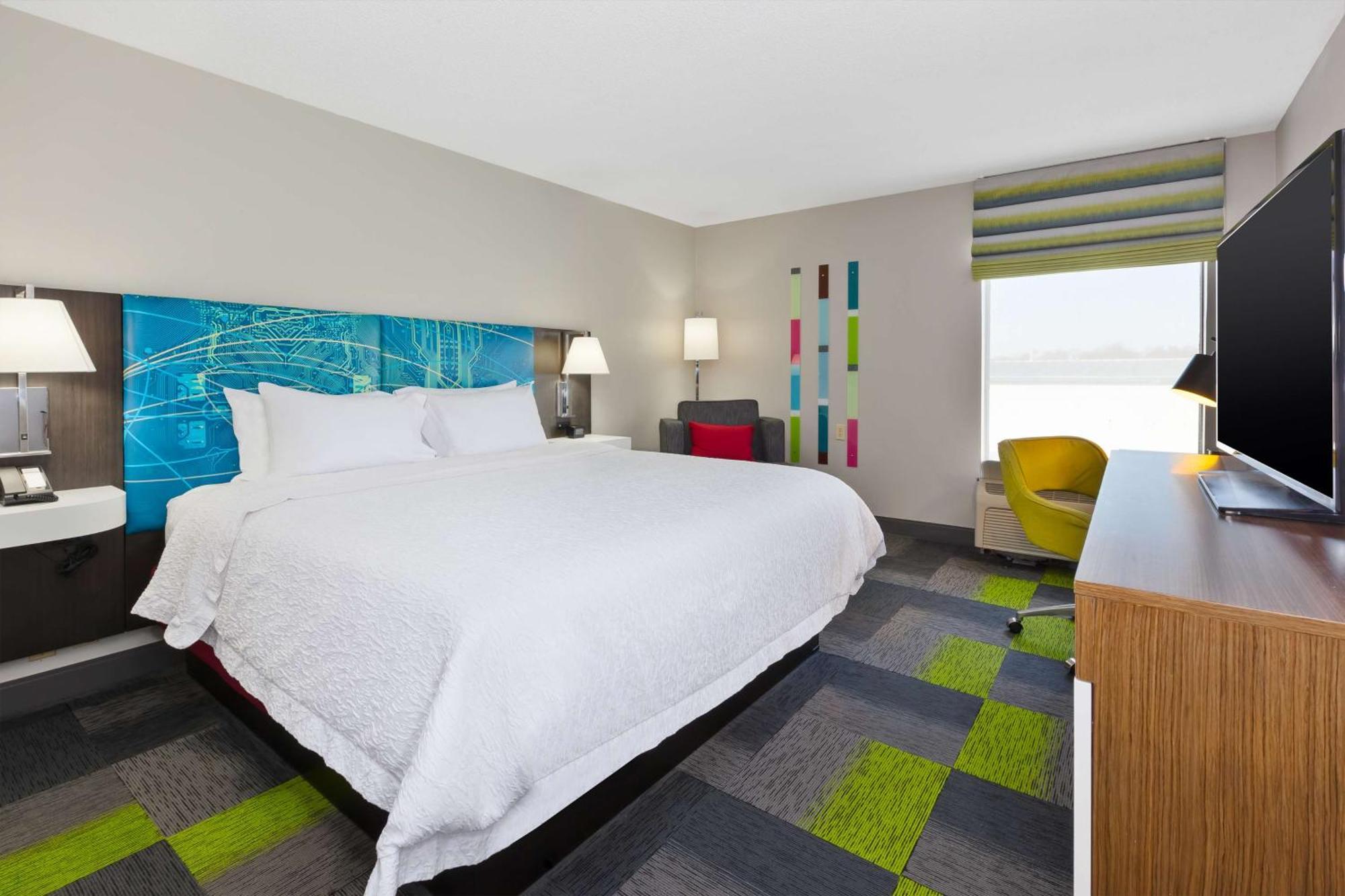 King Room with King Bed - Non-Smoking