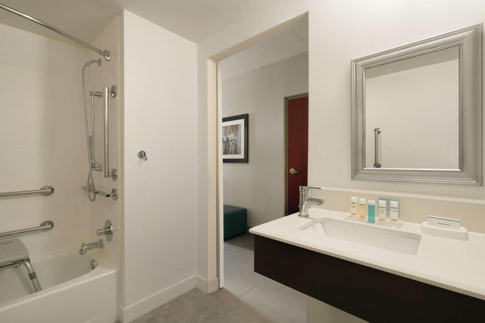 Queen Room with Mobility/Hearing Accessible Tub - Non-Smoking