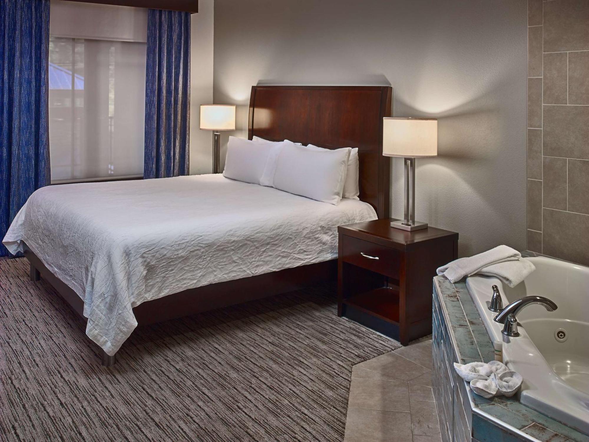King Suite with Whirpool - Mobility and Hearing Access