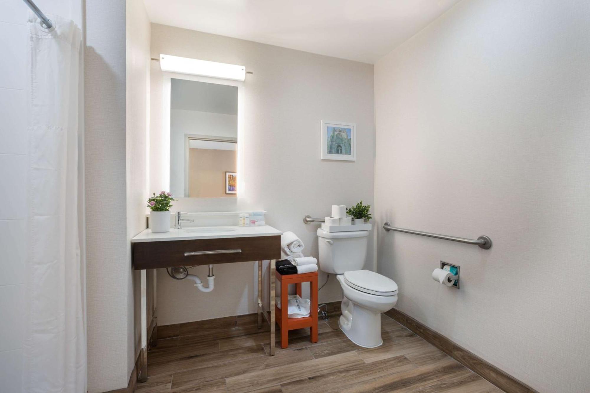 Queen Room Bath Tub Disability Access or Non-Smoking,1551387433:JPEG