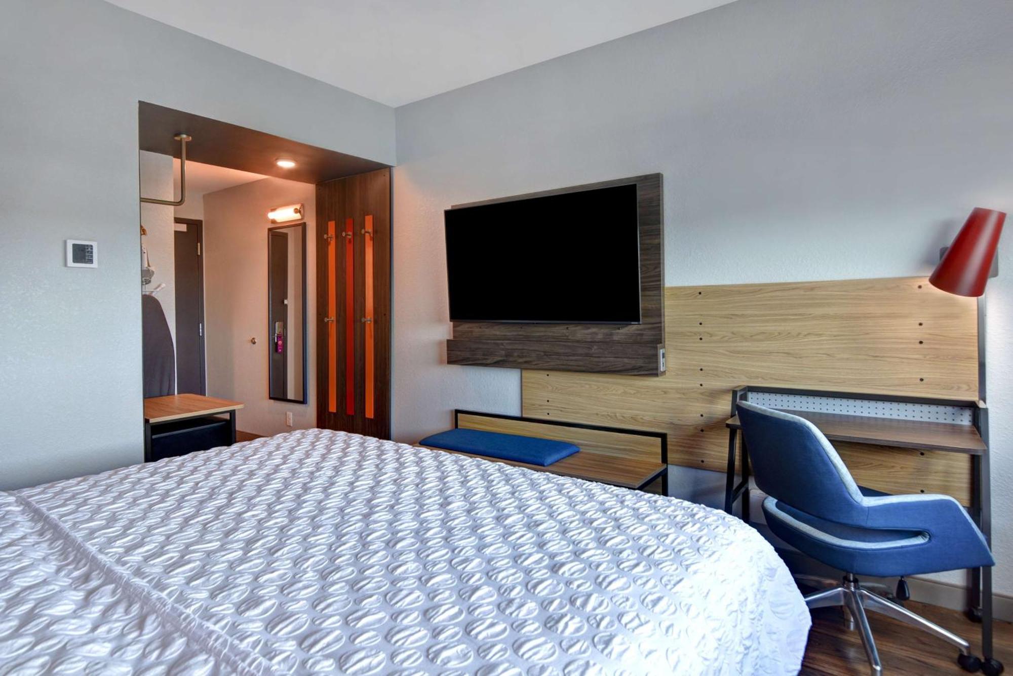 King Room with Bath Tub - Mobility Access