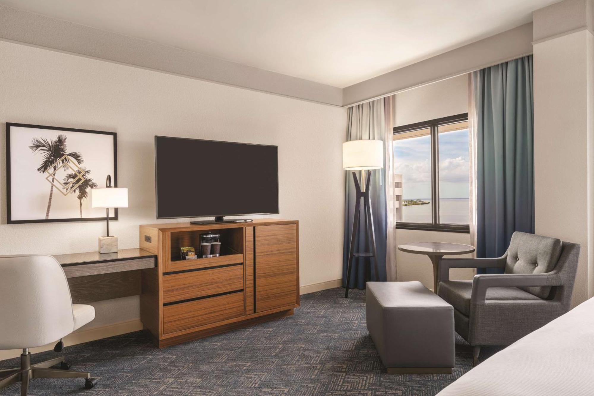 King Room with Bay/Pool View - Non-Smoking,1551472090:JPEG