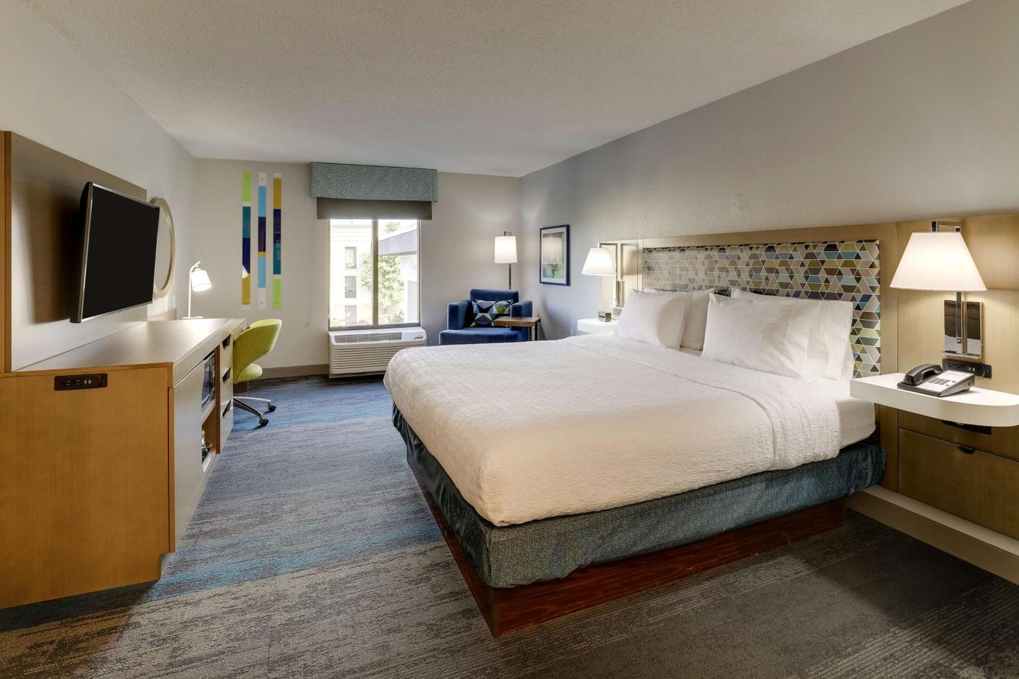 King Room with King Bed - Non-Smoking
