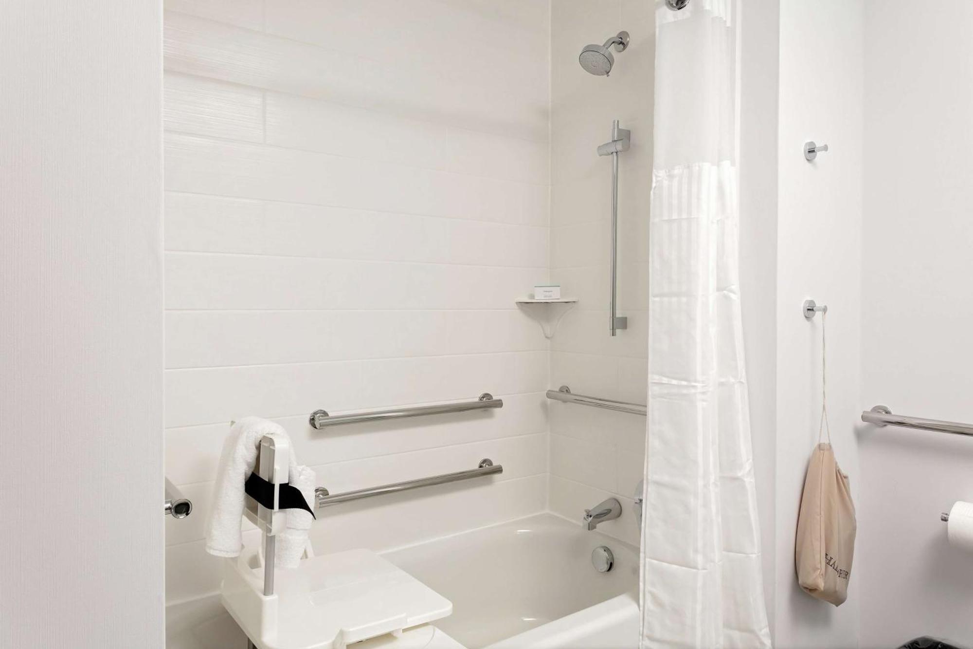 King Room Tub Mobility Hearing Access,1551699337:JPEG