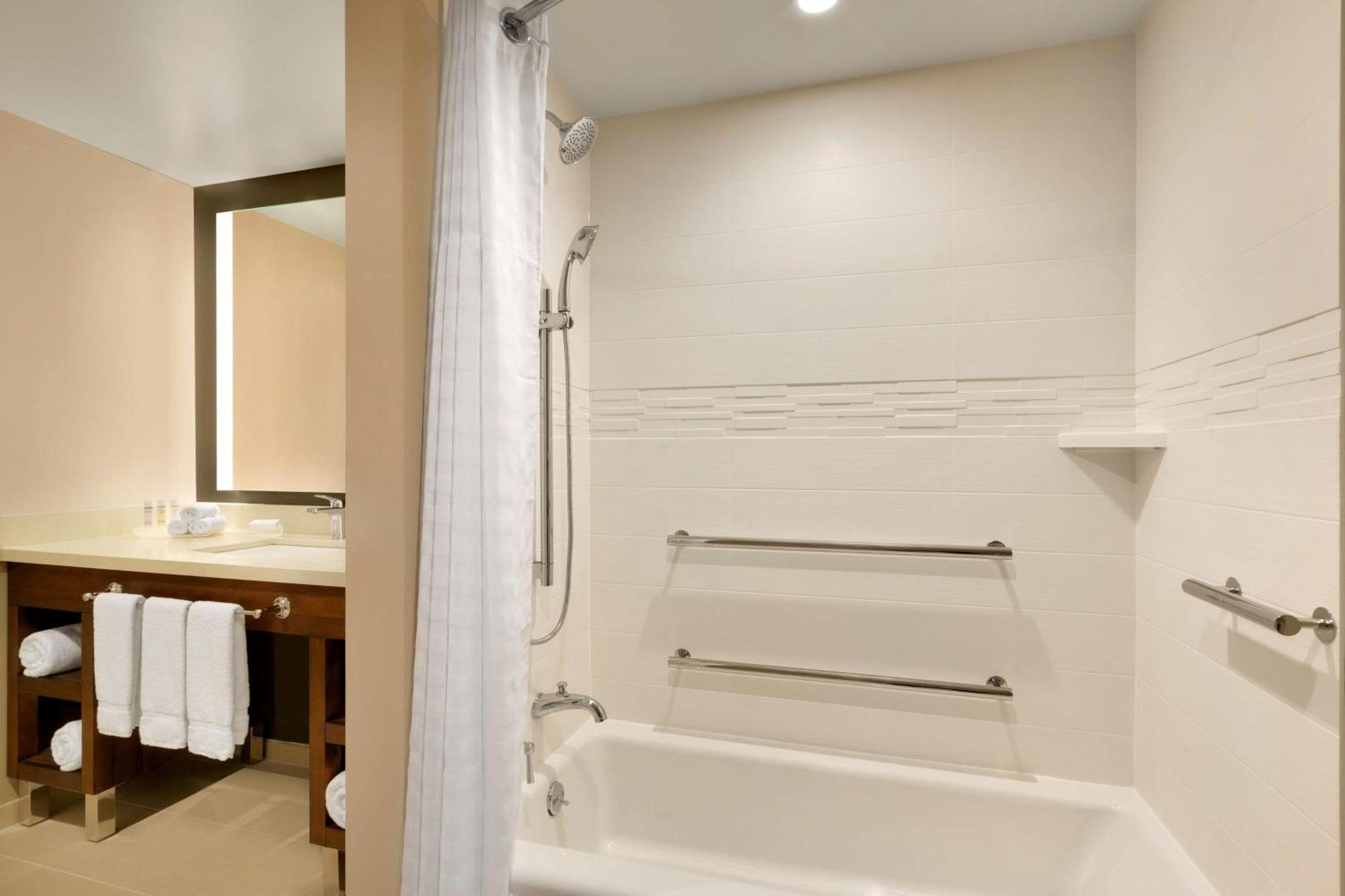King Suite - Hearing Access/Non-Smoking