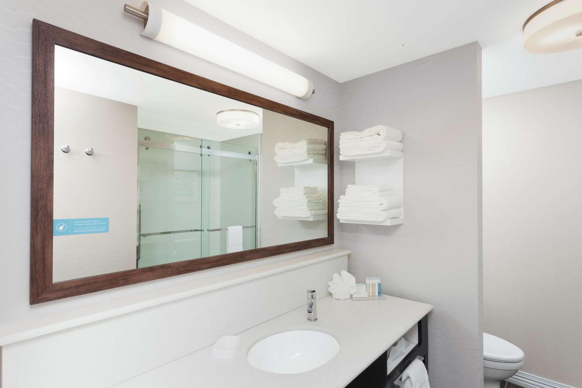King Room - Hearing Access/Non-Smoking