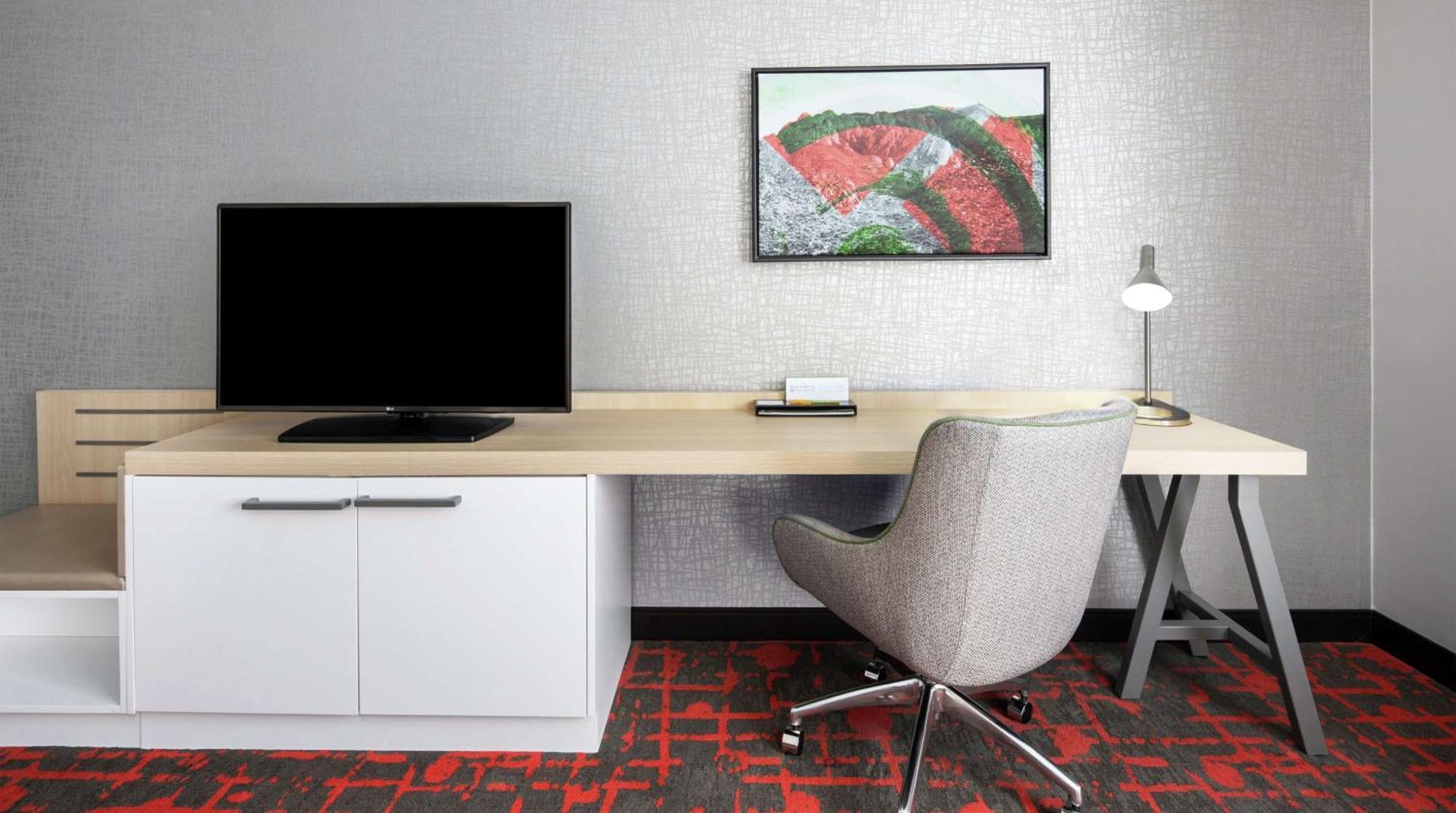 King Room with Microwave and Refrigerator